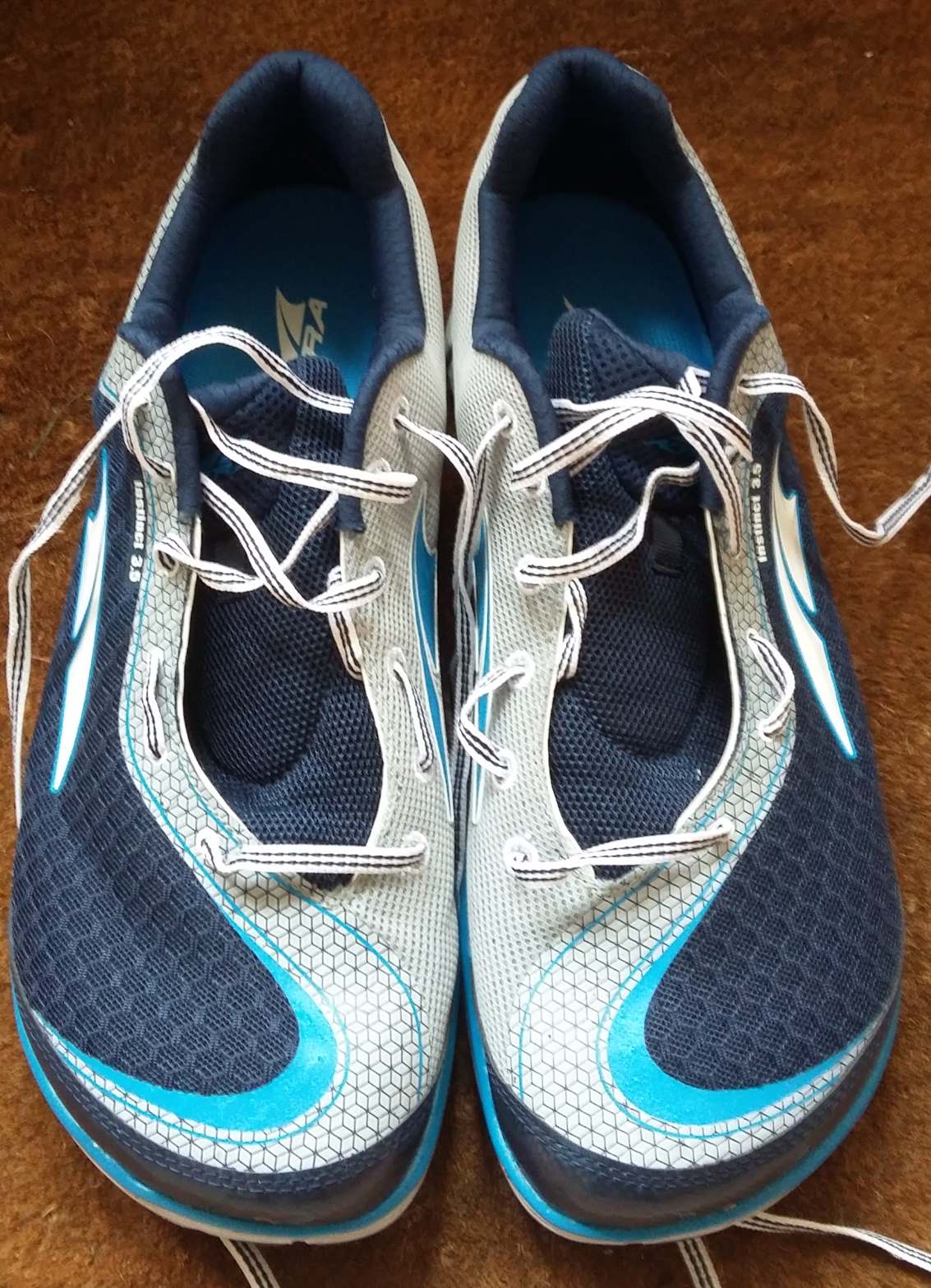 Alternative lacing to open up the mid foot